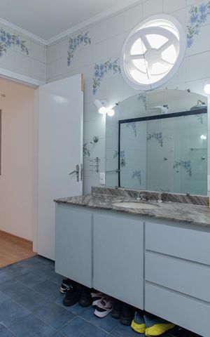 Casa à venda com 477m², 4 quartos e 4 vagas Casa à venda com 477m², 4 quartos e 4 vagasBanheiro da Suíte 1