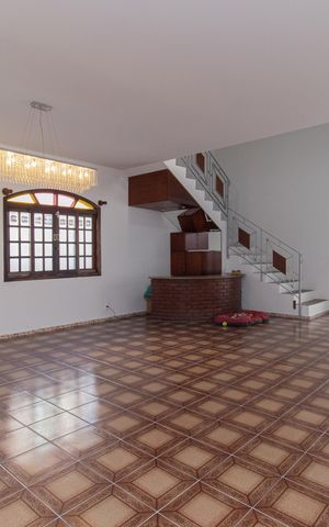 Casa à venda com 477m², 4 quartos e 4 vagas Casa à venda com 477m², 4 quartos e 4 vagasSala