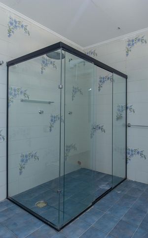 Casa à venda com 477m², 4 quartos e 4 vagas Casa à venda com 477m², 4 quartos e 4 vagasBanheiro da Suíte 1