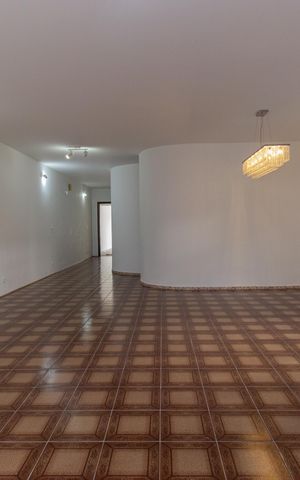 Casa à venda com 477m², 4 quartos e 4 vagas Casa à venda com 477m², 4 quartos e 4 vagasSala