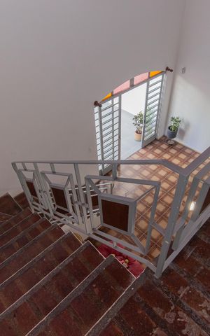 Casa à venda com 477m², 4 quartos e 4 vagas Casa à venda com 477m², 4 quartos e 4 vagasEscadas