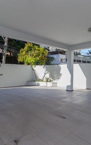 Casa à venda com 477m², 4 quartos e 4 vagas Casa à venda com 477m², 4 quartos e 4 vagasGaragem