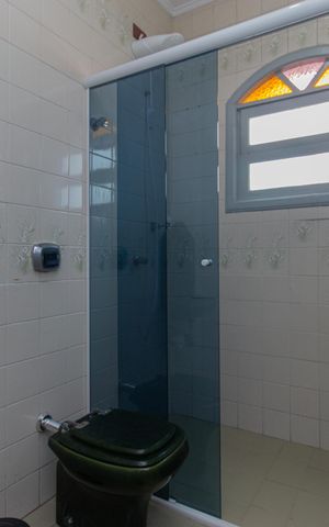Casa à venda com 477m², 4 quartos e 4 vagas Casa à venda com 477m², 4 quartos e 4 vagasBanheiro