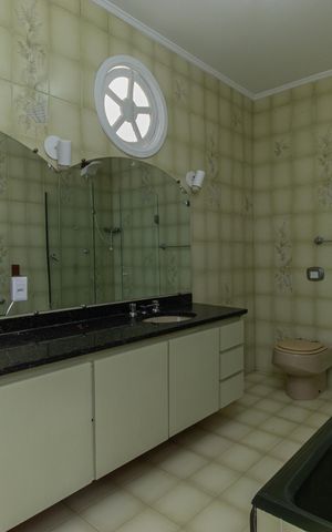 Casa à venda com 477m², 4 quartos e 4 vagas Casa à venda com 477m², 4 quartos e 4 vagasBanheiro da Suíte 2