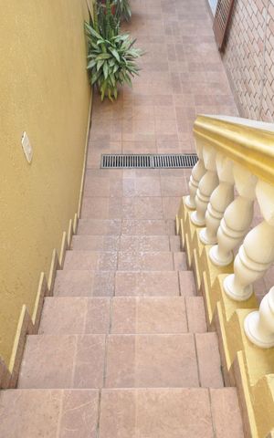 Casa à venda com 420m², 5 quartos e 4 vagasEscada de acesso à churrasqueira