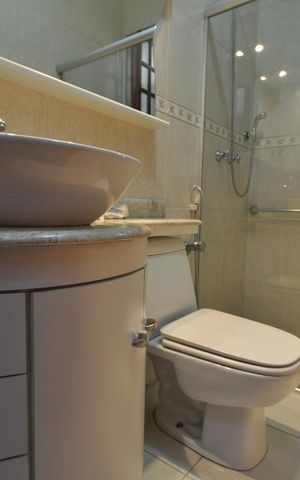 Casa à venda com 420m², 5 quartos e 4 vagasBanheiro da Suíte 2