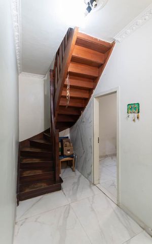 Casa à venda com 200m², 4 quartos e 2 vagasEscadas