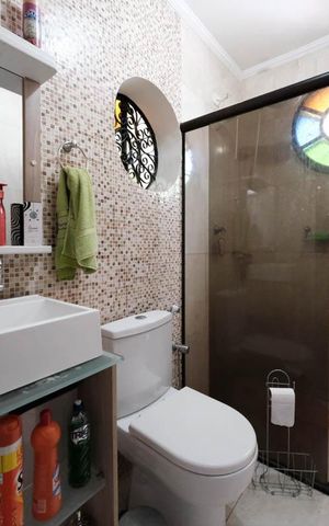 Casa à venda com 140m², 3 quartos e 2 vagasBanheiro da Suíte