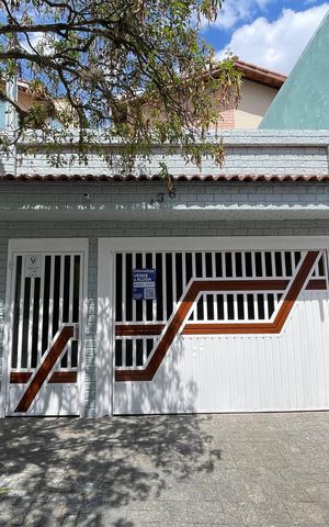 Casa à venda com 250m², 2 quartos e 2 vagas Casa à venda com 250m², 2 quartos e 2 vagasFachada