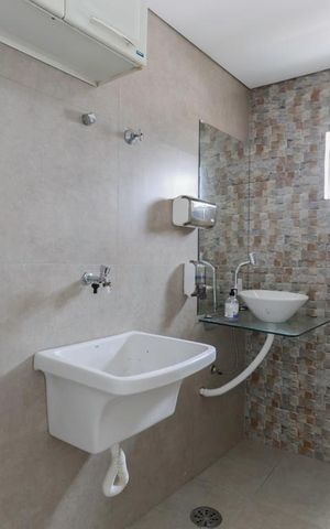 Casa para alugar com 40m², 2 quartos e sem vaga Casa para alugar com 40m², 2 quartos e sem vagaBanheiro social e área de serviço