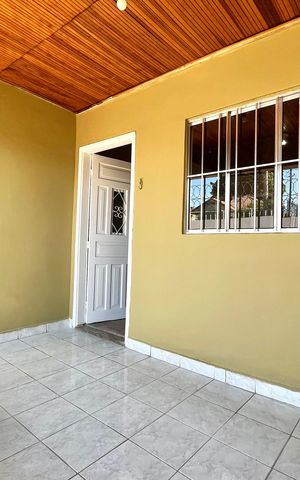 Casa à venda com 102m², 2 quartos e 1 vagaEntrada Casa 1