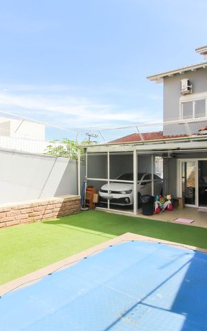Casa à venda com 192m², 3 quartos e 3 vagas Casa à venda com 192m², 3 quartos e 3 vagasÁrea externa