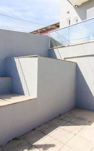 Casa à venda com 192m², 3 quartos e 3 vagas Casa à venda com 192m², 3 quartos e 3 vagasÁrea externa