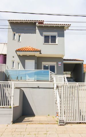Casa à venda com 192m², 3 quartos e 3 vagas Casa à venda com 192m², 3 quartos e 3 vagasFachada