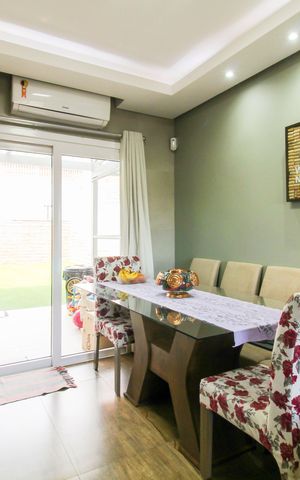 Casa à venda com 192m², 3 quartos e 3 vagas Casa à venda com 192m², 3 quartos e 3 vagasSala