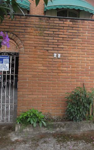 Casa para alugar com 500m², 3 quartos e 5 vagasFachada