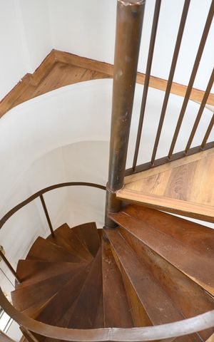 Apartamento à venda com 134m², 2 quartos e 2 vagas Apartamento à venda com 134m², 2 quartos e 2 vagasEscada