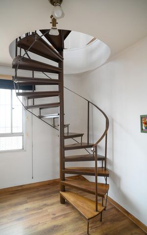 Apartamento à venda com 134m², 2 quartos e 2 vagas Apartamento à venda com 134m², 2 quartos e 2 vagasEscada