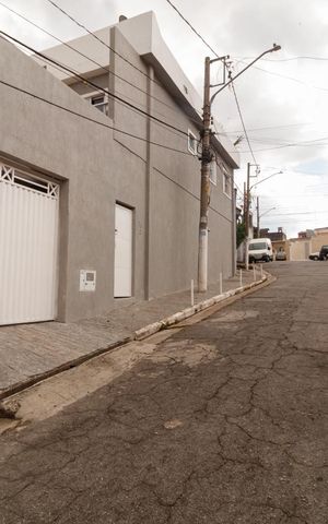 Casa à venda com 250m², 4 quartos e 2 vagas Casa à venda com 250m², 4 quartos e 2 vagasFachada