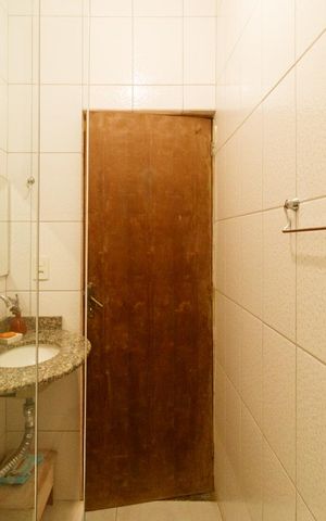 Casa à venda com 250m², 4 quartos e 2 vagas Casa à venda com 250m², 4 quartos e 2 vagasBanheiro 2