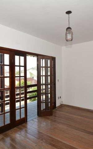 Casa à venda com 315m², 4 quartos e 2 vagas