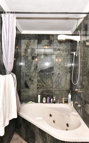 Casa à venda com 650m², 4 quartos e 9 vagasBanheiro Suíte 2