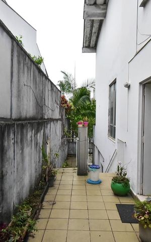 Casa à venda com 650m², 4 quartos e 9 vagasLateral da Área Externa