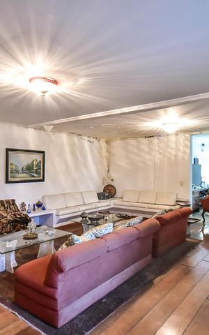 Casa à venda com 650m², 4 quartos e 9 vagasSala