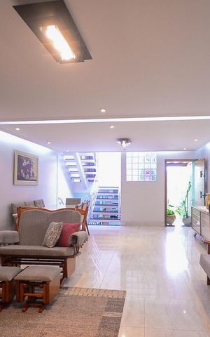 Casa à venda com 150m², 3 quartos e 2 vagas Casa à venda com 150m², 3 quartos e 2 vagasSala