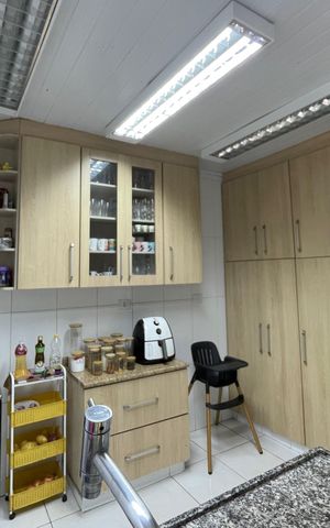 Casa à venda com 200m², 4 quartos e 1 vaga Casa à venda com 200m², 4 quartos e 1 vagaCozinha - Armários