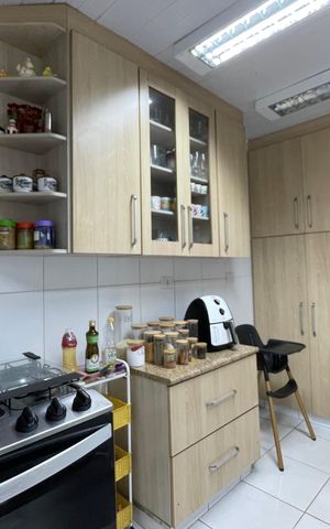 Casa à venda com 200m², 4 quartos e 1 vaga Casa à venda com 200m², 4 quartos e 1 vagaCozinha - Armários