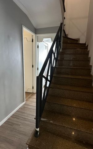 Apartamento para alugar com 264m², 4 quartos e 3 vagas Apartamento para alugar com 264m², 4 quartos e 3 vagasEscada