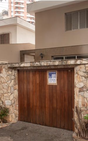 Casa à venda com 400m², 3 quartos e 3 vagasFachada + Placa