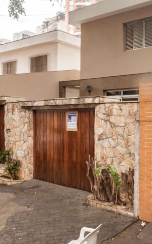 Casa à venda com 400m², 3 quartos e 3 vagasFachada + Placa