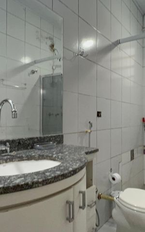 Casa à venda com 320m², 8 quartos e 2 vagas Casa à venda com 320m², 8 quartos e 2 vagasBanheiro Social