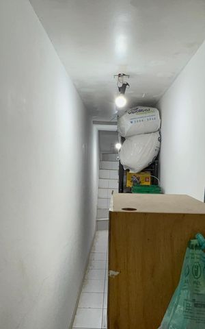 Casa à venda com 320m², 8 quartos e 2 vagas Casa à venda com 320m², 8 quartos e 2 vagasEscada