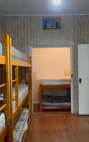 Casa à venda com 320m², 8 quartos e 2 vagas Casa à venda com 320m², 8 quartos e 2 vagasQuarto