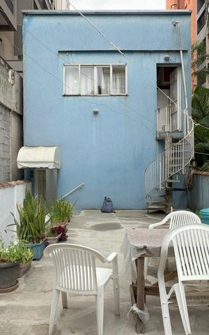 Casa à venda com 320m², 8 quartos e 2 vagas Casa à venda com 320m², 8 quartos e 2 vagasTerraço