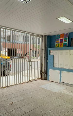 Casa à venda com 320m², 8 quartos e 2 vagas Casa à venda com 320m², 8 quartos e 2 vagasGaragem