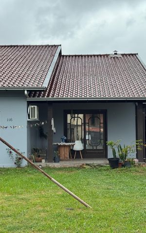 Casa à venda com 166m², 3 quartos e 2 vagas Casa à venda com 166m², 3 quartos e 2 vagasFachada