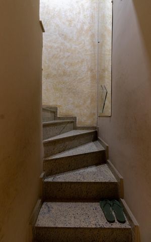 Casa de condomínio à venda com 90m², 2 quartos e 1 vaga Casa de condomínio à venda com 90m², 2 quartos e 1 vagaEscada