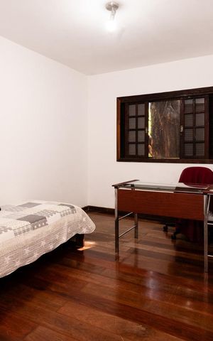 Casa à venda com 391m², 5 quartos e 3 vagas Casa à venda com 391m², 5 quartos e 3 vagasQuarto 4
