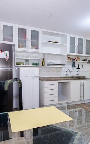 Casa à venda com 391m², 5 quartos e 3 vagas Casa à venda com 391m², 5 quartos e 3 vagasCozinha