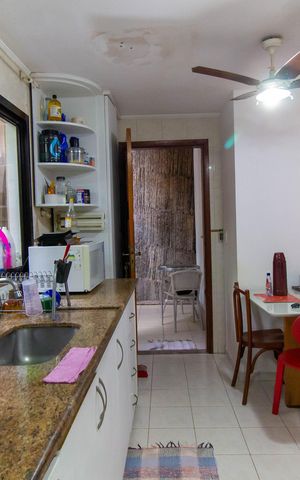 Casa de condomínio à venda com 420m², 4 quartos e 3 vagas Casa de condomínio à venda com 420m², 4 quartos e 3 vagasCozinha