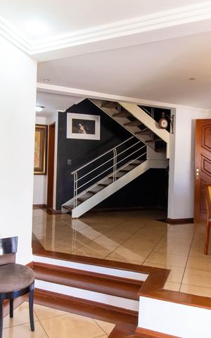 Casa de condomínio à venda com 420m², 4 quartos e 3 vagas Casa de condomínio à venda com 420m², 4 quartos e 3 vagasSala