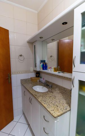 Casa de condomínio à venda com 420m², 4 quartos e 3 vagas Casa de condomínio à venda com 420m², 4 quartos e 3 vagasBanheiro Suíte 2