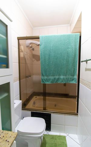 Casa de condomínio à venda com 420m², 4 quartos e 3 vagas Casa de condomínio à venda com 420m², 4 quartos e 3 vagasBanheiro Suíte 2