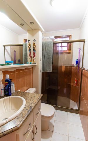 Casa de condomínio à venda com 420m², 4 quartos e 3 vagas Casa de condomínio à venda com 420m², 4 quartos e 3 vagasBanheiro