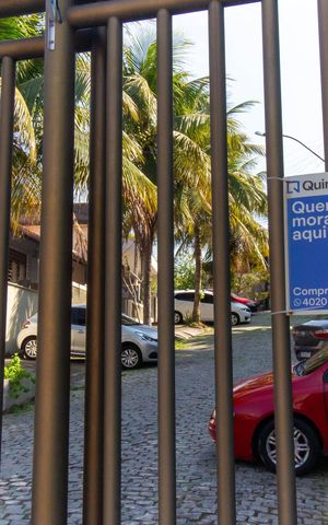 Casa de condomínio à venda com 420m², 4 quartos e 3 vagas Casa de condomínio à venda com 420m², 4 quartos e 3 vagasPlaca