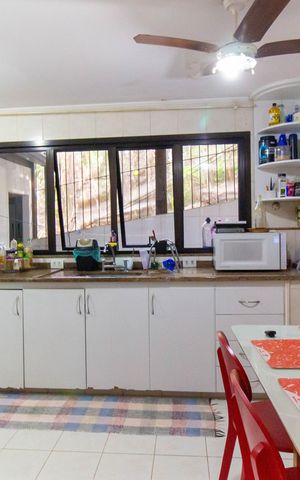 Casa de condomínio à venda com 420m², 4 quartos e 3 vagas Casa de condomínio à venda com 420m², 4 quartos e 3 vagasCozinha